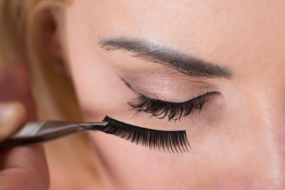 The 10 Best Eyelash Glues to Buy in 2022 Beauty Mag