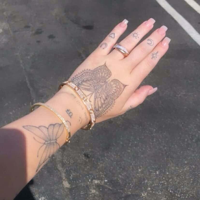 Noah Cyrus have butterfly tattoo