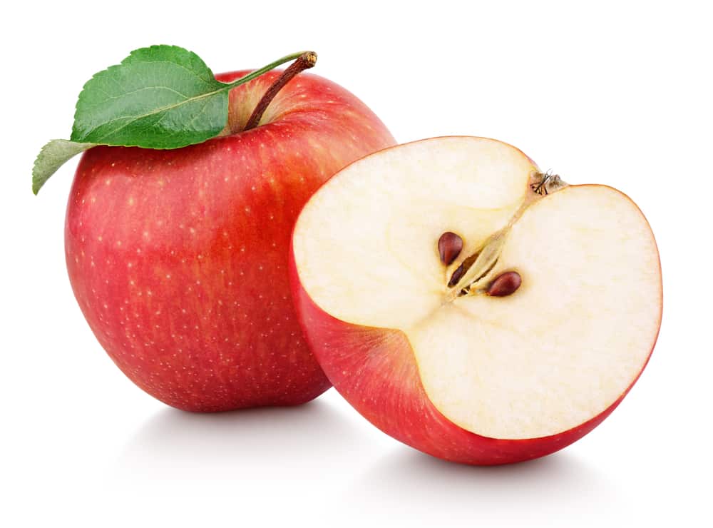 Roter ganzer Apfel und ein halber aufgeschnittener roter Apfel