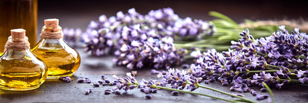 panorámica de los frascos de aceites esenciales y lavanda