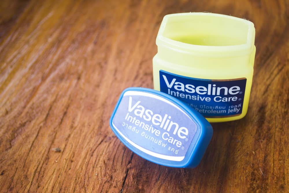 open pot vaseline op een houten tafel