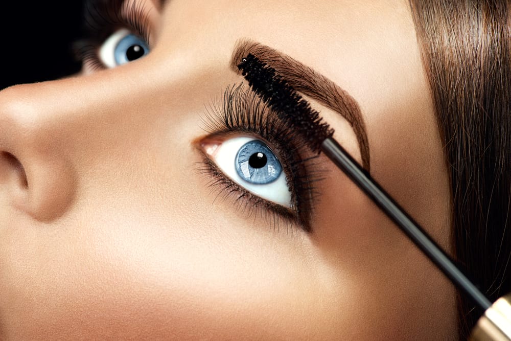 woman applying fiber mascara