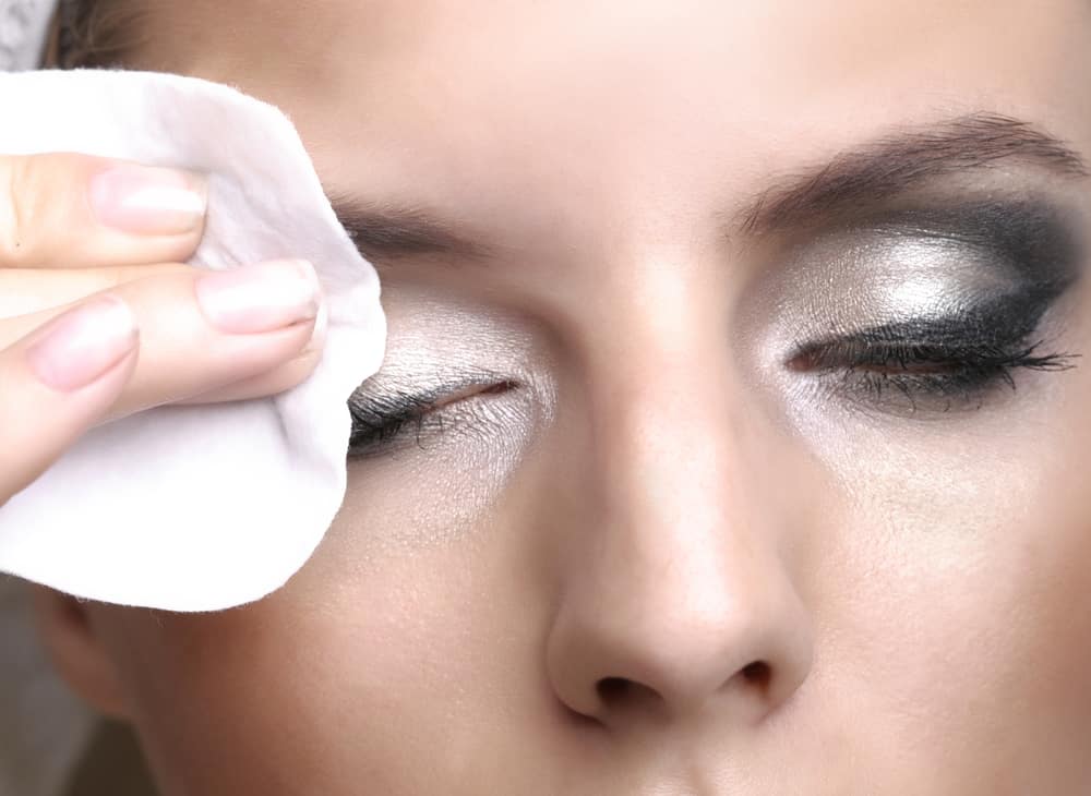 The Best Ways to Remove Eyeliner Effectively & Safely - Beauty Mag