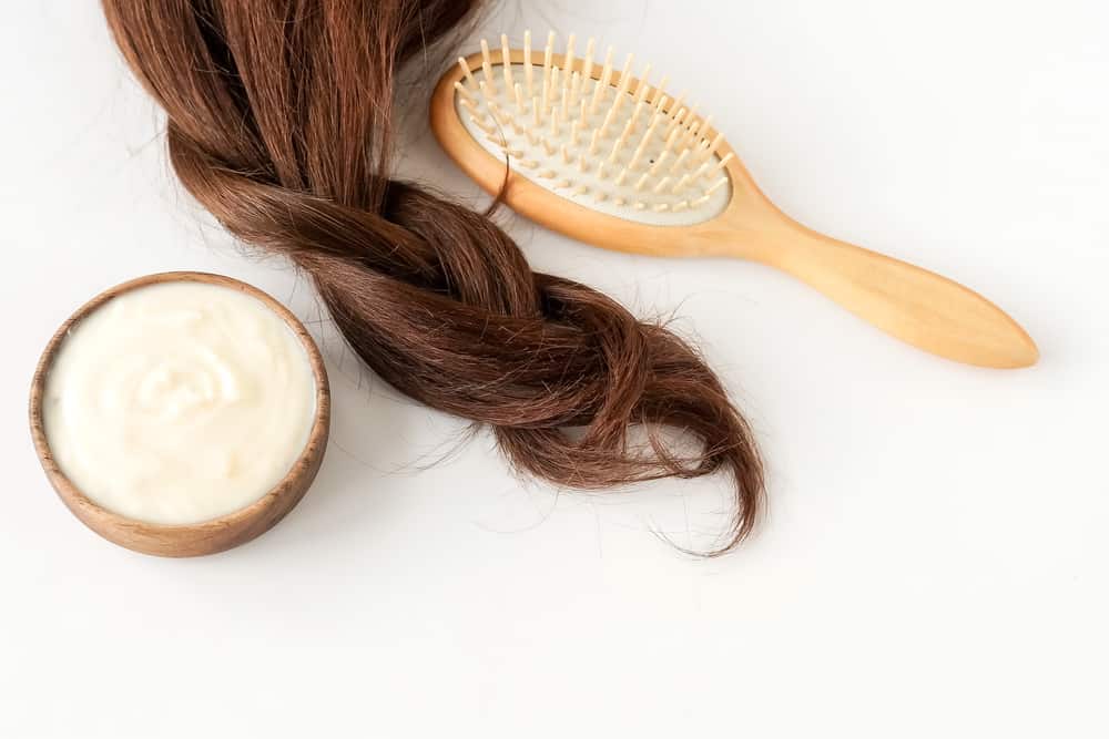 trattamento dei capelli alla maionese con pettine