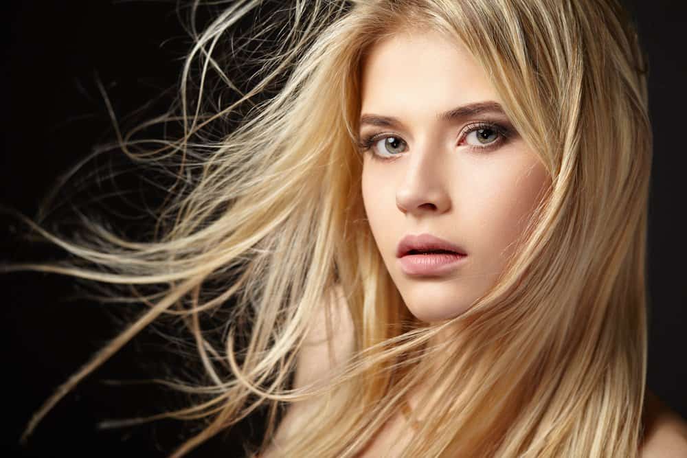 ragazza con capelli biondi lunghi naturali