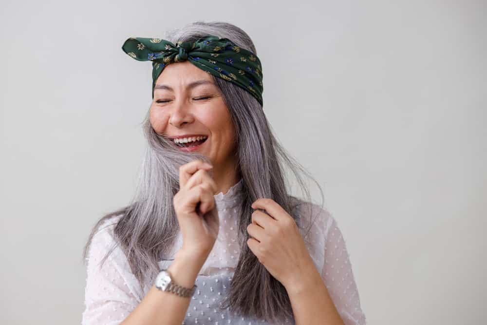 ältere Frau mit langen grauen Haaren