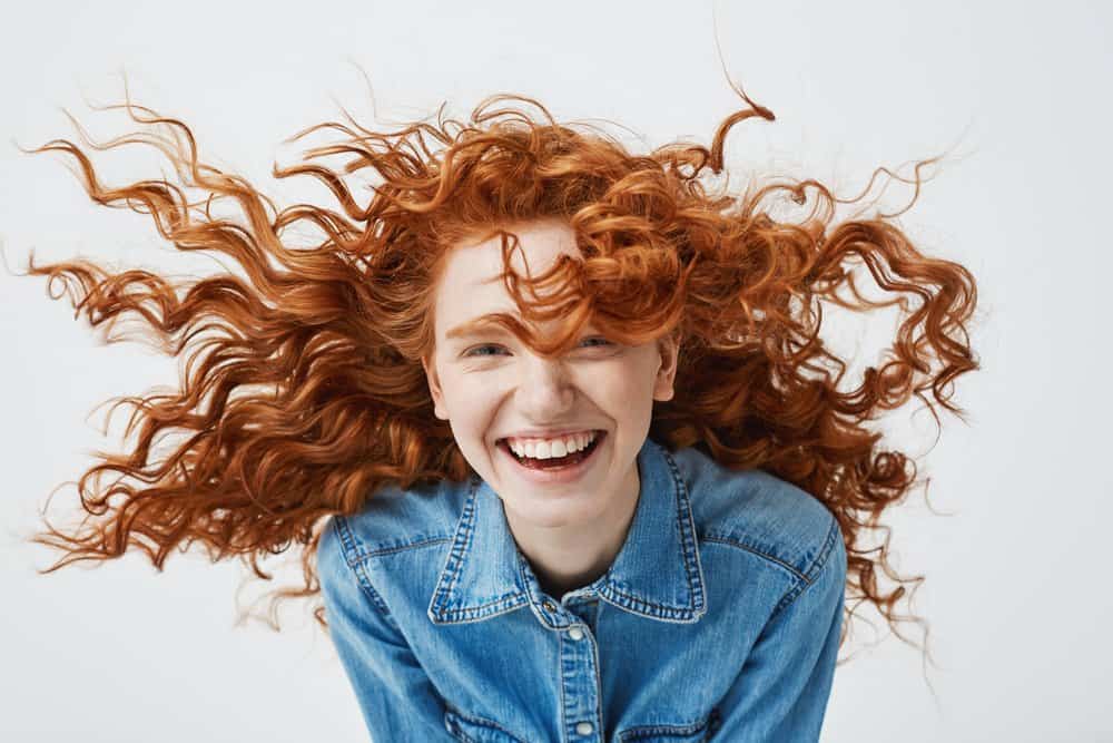  ragazza dai capelli rossi con riccioli 