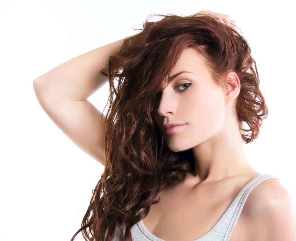  mujer con cabello castaño rojizo