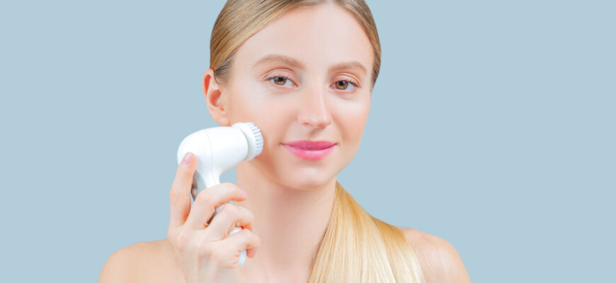 The 5 Best Clarisonic Facial Brush Dupes In 2024 - Beauty Mag