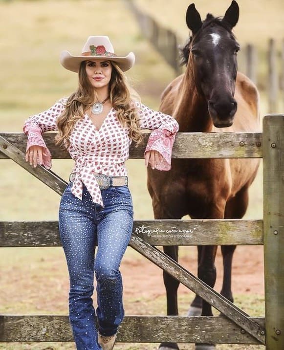 30+ Cute Western Cowgirl Outfit Ideas - Bellatory